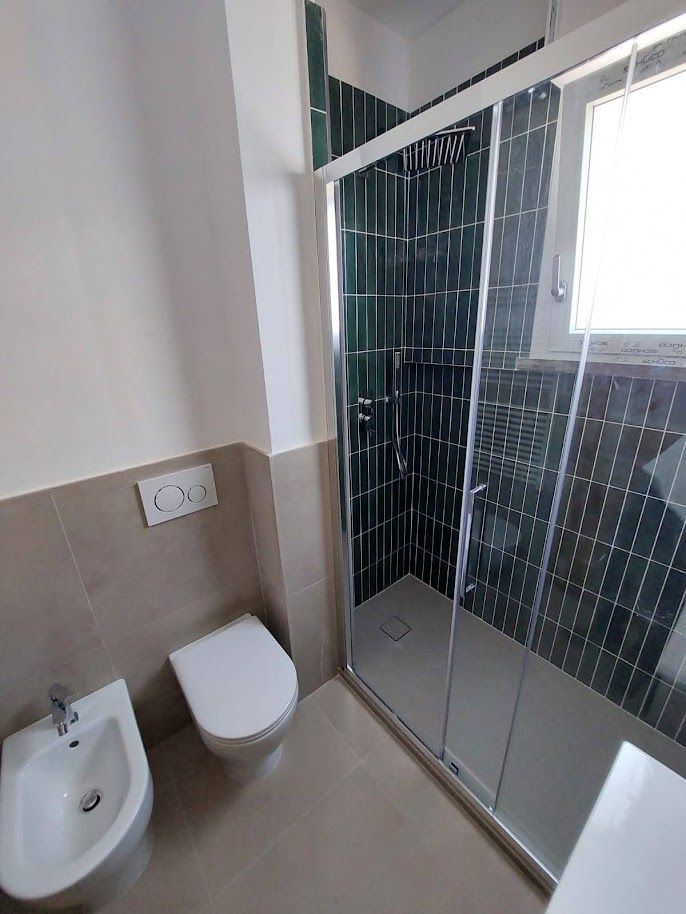 Dettaglio piastrelle bagno contemporaneo Monteverde