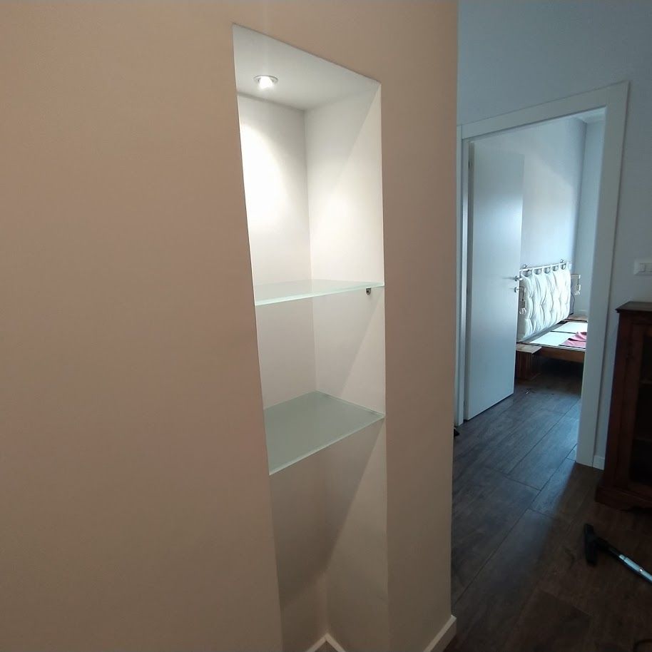 Soggiorno con pilastro decorativo evidenziato