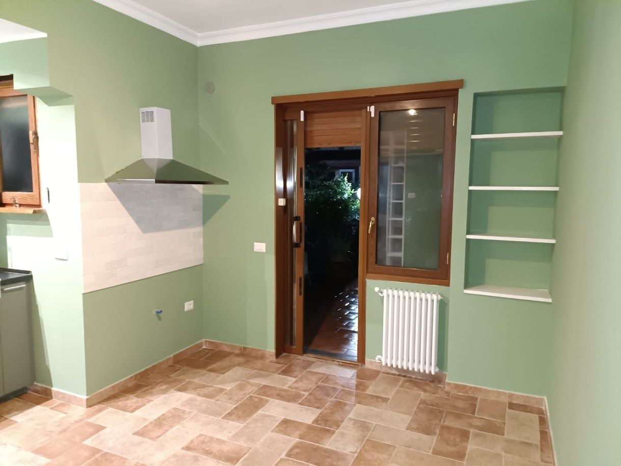 Cucina luminosa con finiture classiche – ristrutturazione abitazione Olgiata