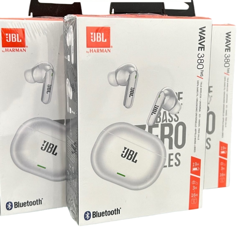 Tres cajas de auriculares inalámbricos JBL Wave 380. Las cajas son blancas con imágenes del producto y la marca.