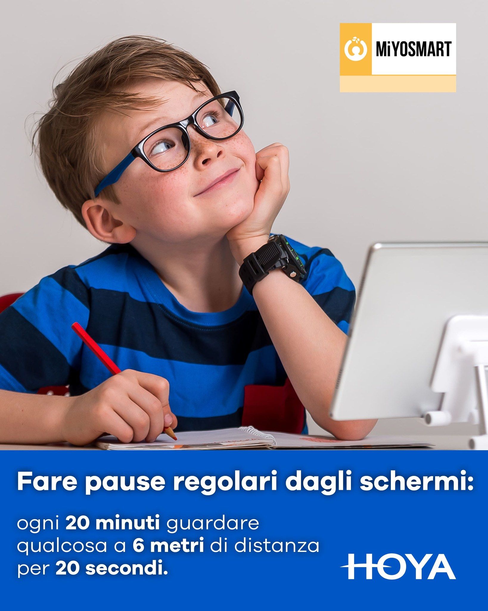 Scatole di lenti a contatto impilate sugli scaffali di un negozio. La maggior parte delle scatole sono blu e marroni.