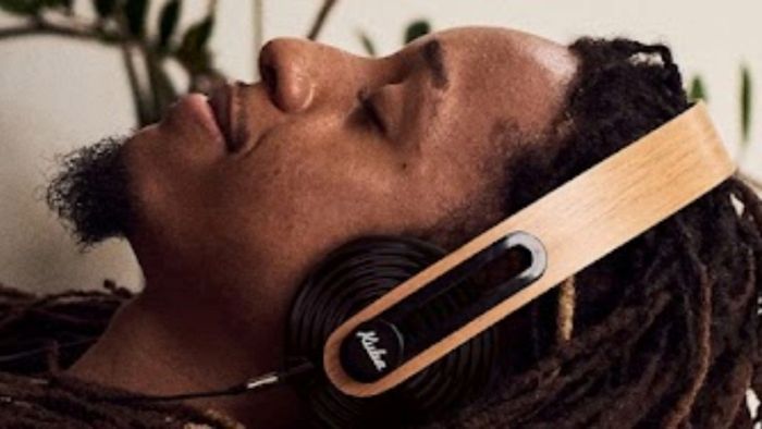 Jovem em um momento de lazer desfruta da qualidade sonora de um headphone da Kuba Audio,