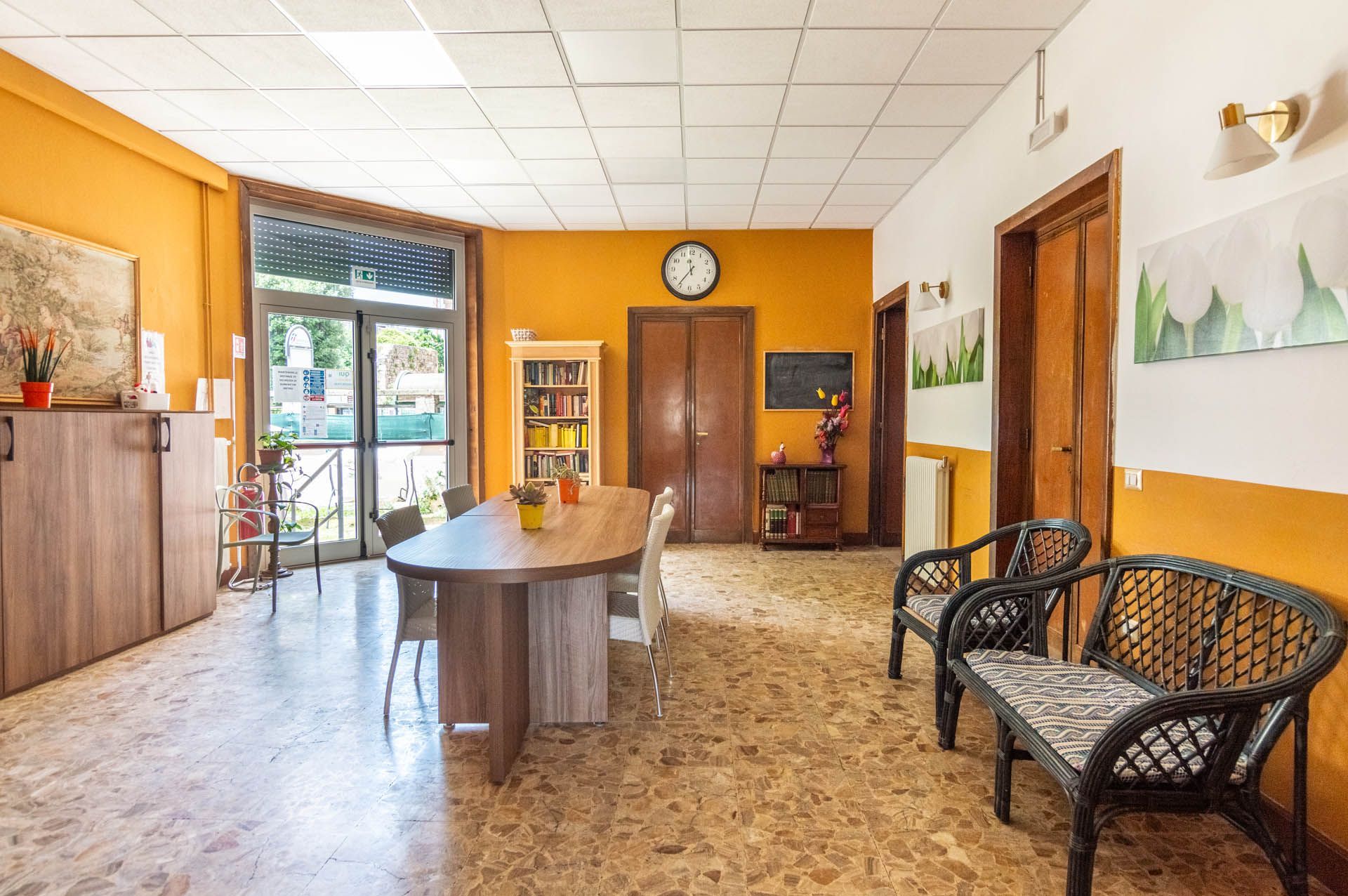 C'è un orologio sul muro in mezzo alla stanza.