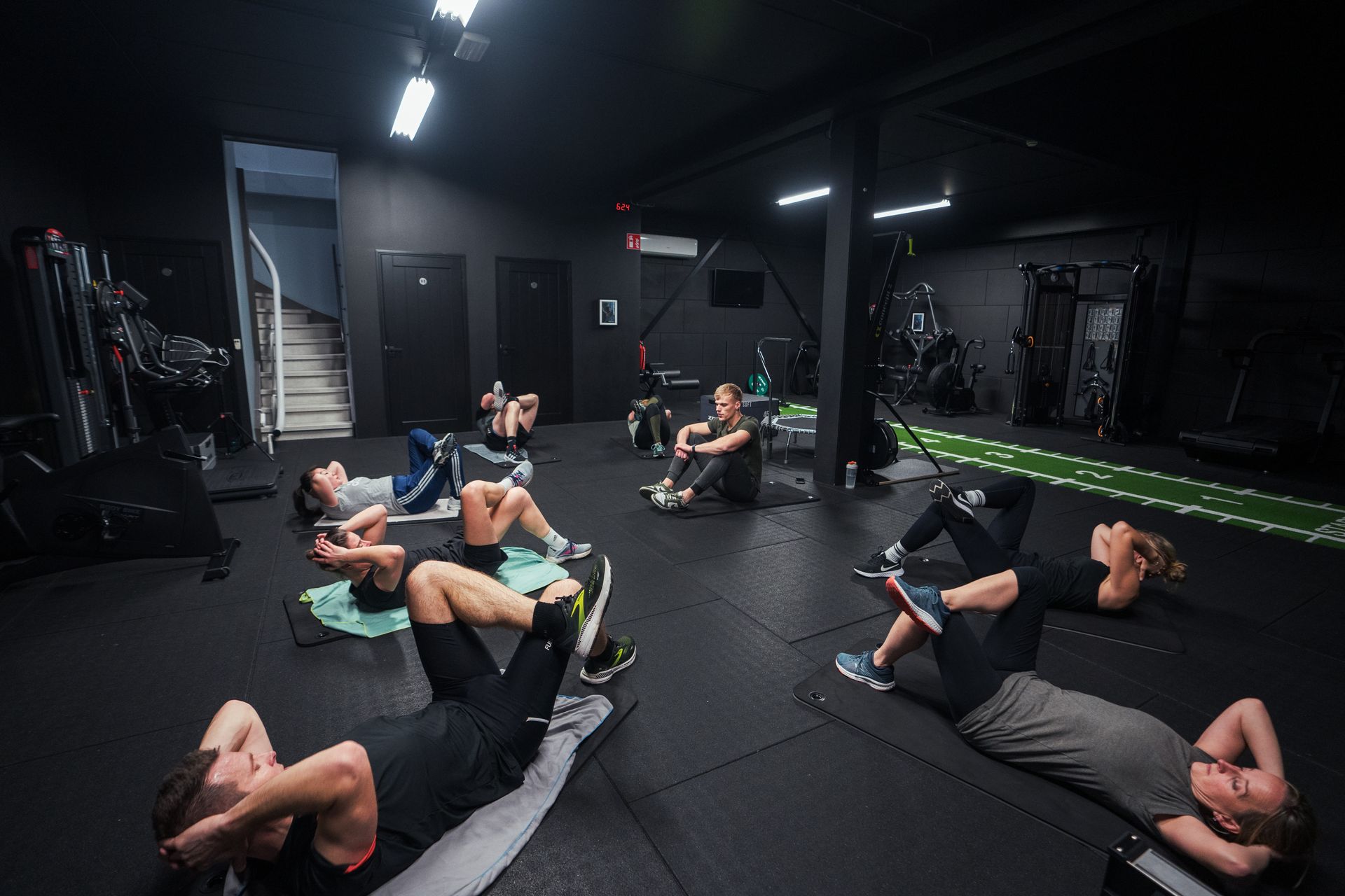 Een groep vrouwen doet oefeningen met halters in een sportschool.