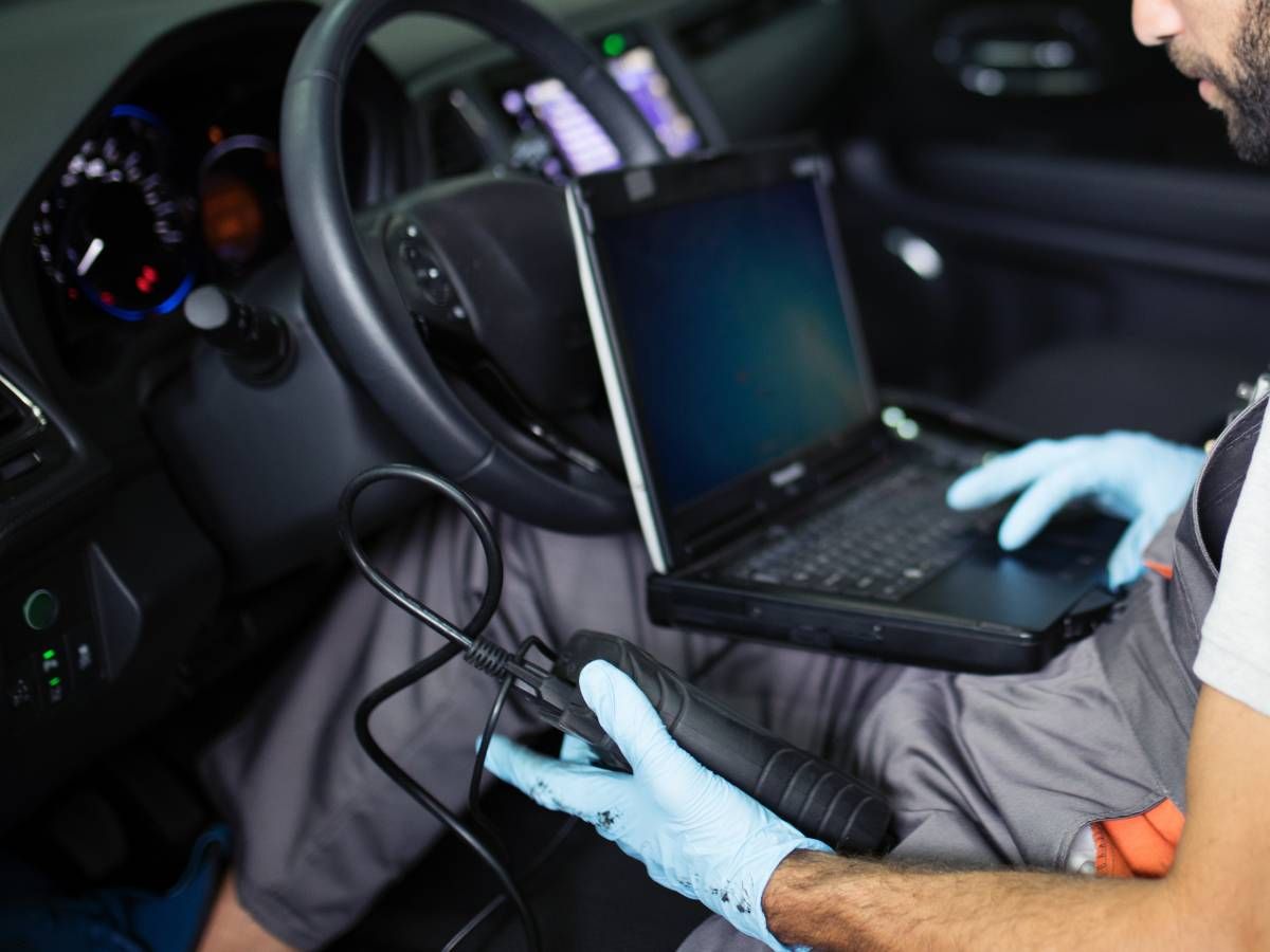 MObile Mechanics Coventry carrying out a mobile car diagnostics check