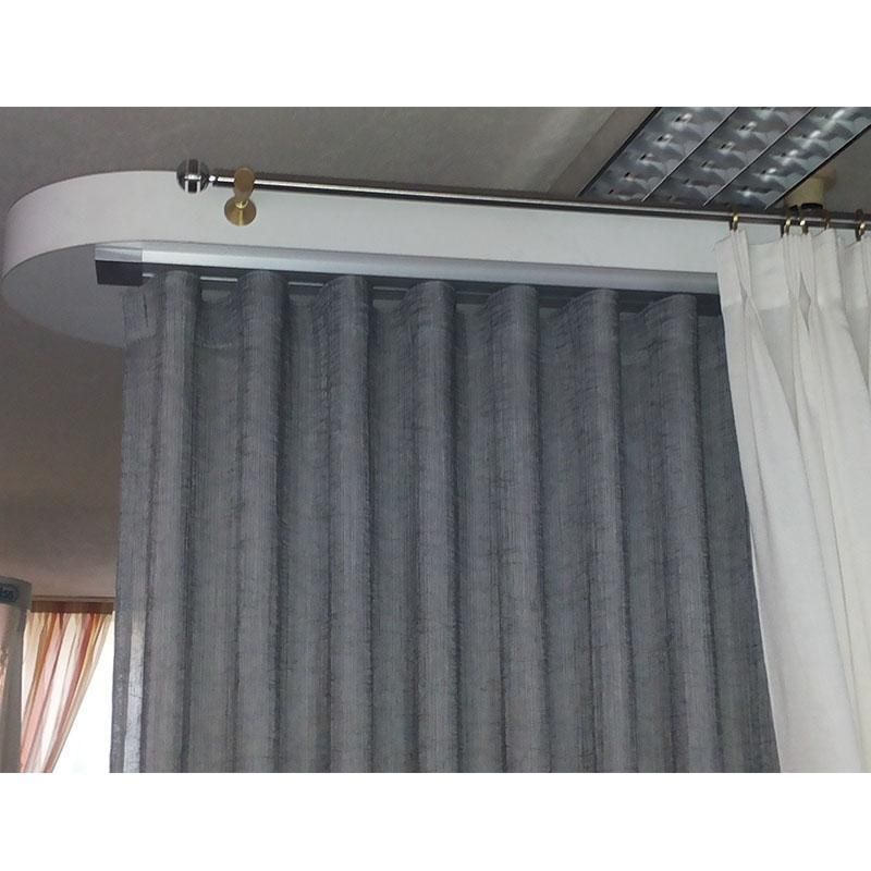 Supporto per asta per tende ovale bianco montato sul soffitto con tende grigie e bianche appese.