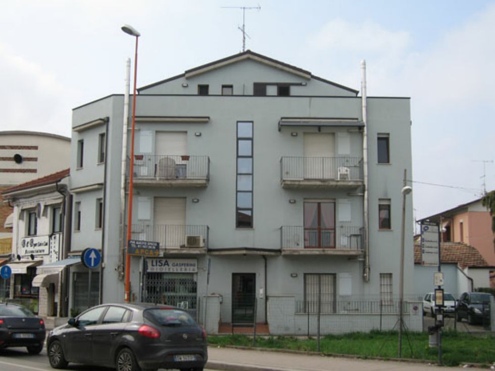 montaggio infissi su palazzina residenziale