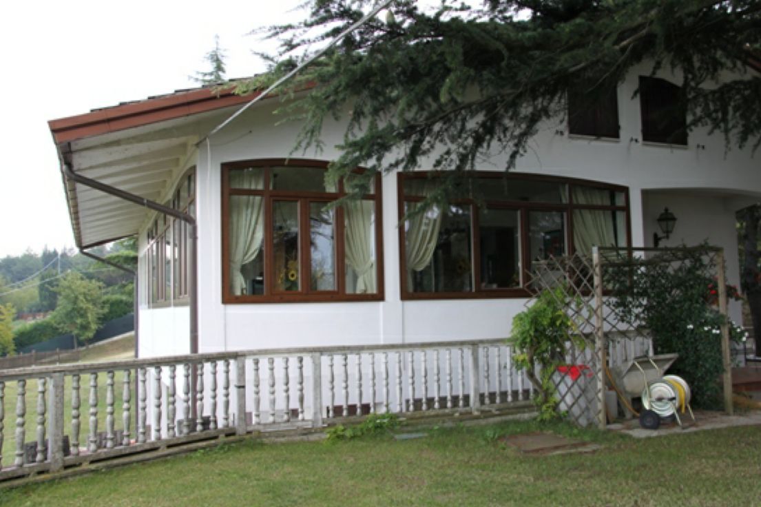 villetta con finestre con doppi vetri