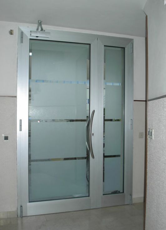 portoncino in alluminio e vetro