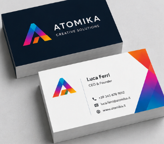 Biglietti da visita Atomika personalizzati in blu navy e bianco con logo triangolare colorato e recapiti.
