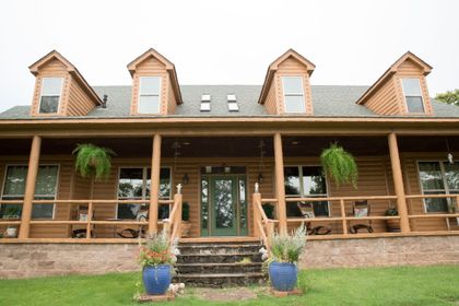 A big wooden house - North Little Rock, AR - Starlight Ridge Woodland Retreat
