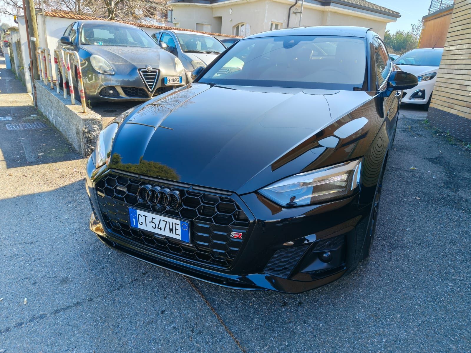 Audi S5 Sportback nera parcheggiata all'aperto con targa 