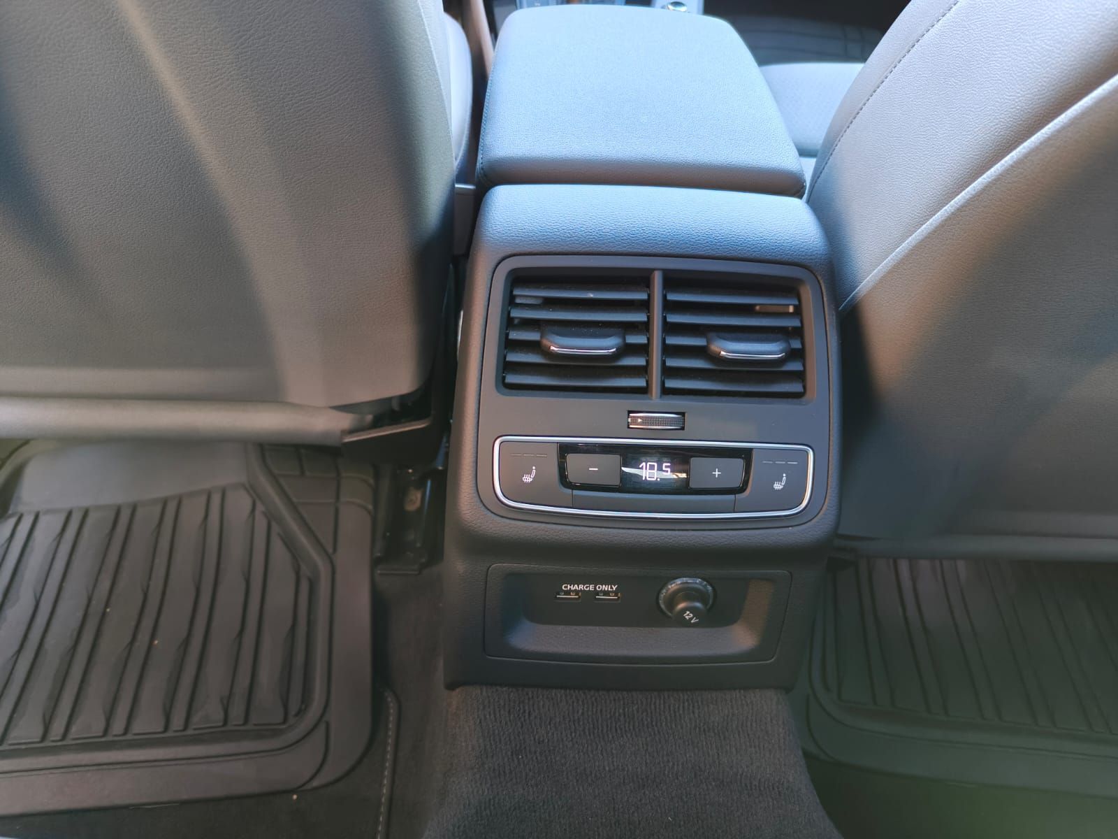 Console posteriore per auto con prese d'aria, porte USB e presa di corrente.