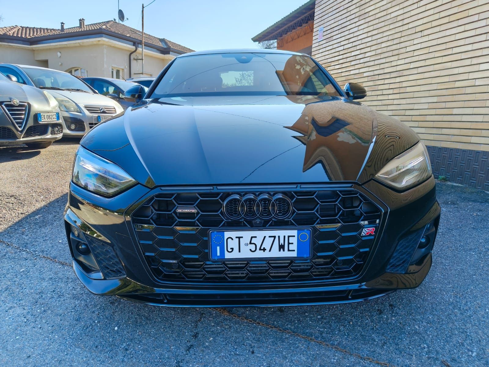 Audi nera con targa CT-547WE parcheggiata all'aperto.
