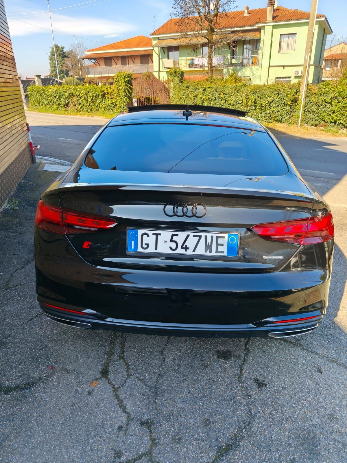 Berlina Audi nera con targa italiana