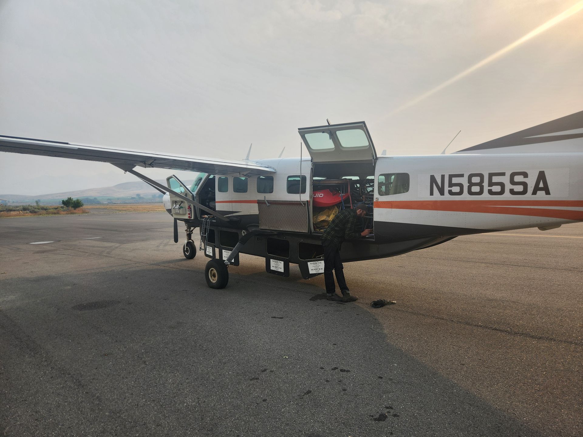 A small plane with the number n585sa on the side of it