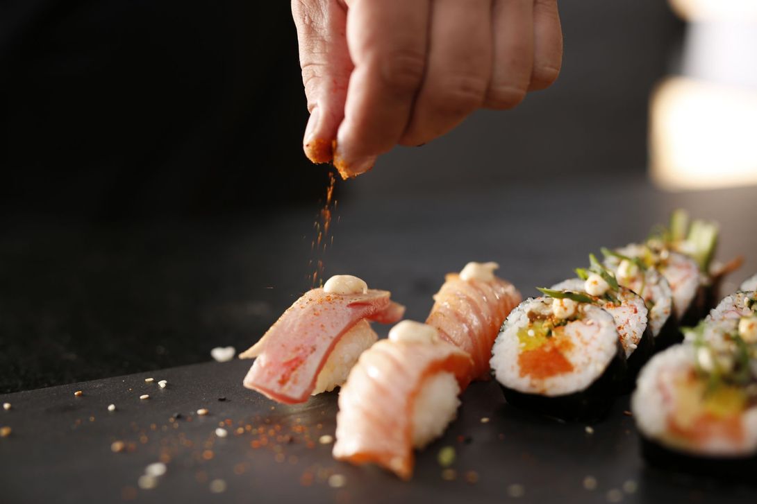 Sushi e maki con pesce fresco preparati al momento