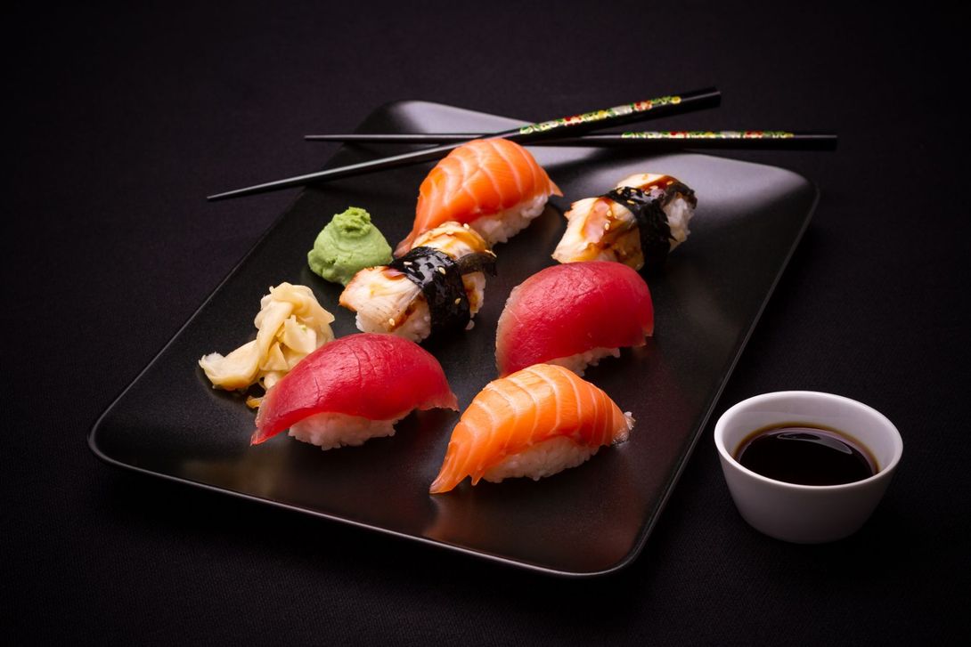 Un piatto di sushi e nigiri con pesce fresco