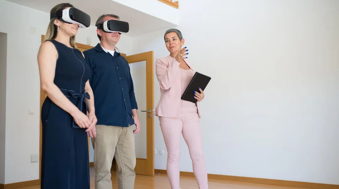 Saavy Real Estate Agent uses Virtual Technology goggles to present a space with augmented reality.