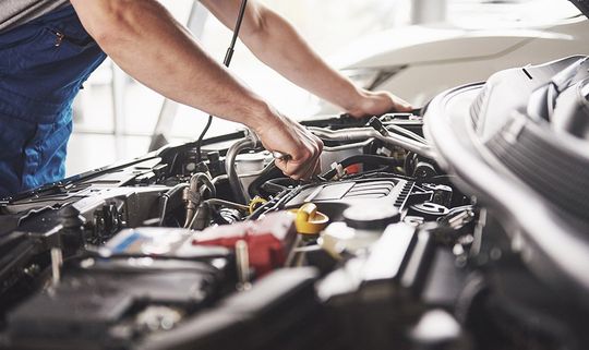 esperto alle prese con un motore di una auto