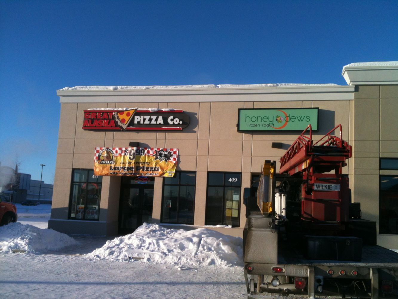 Honey Dews and Pizza Co. store front