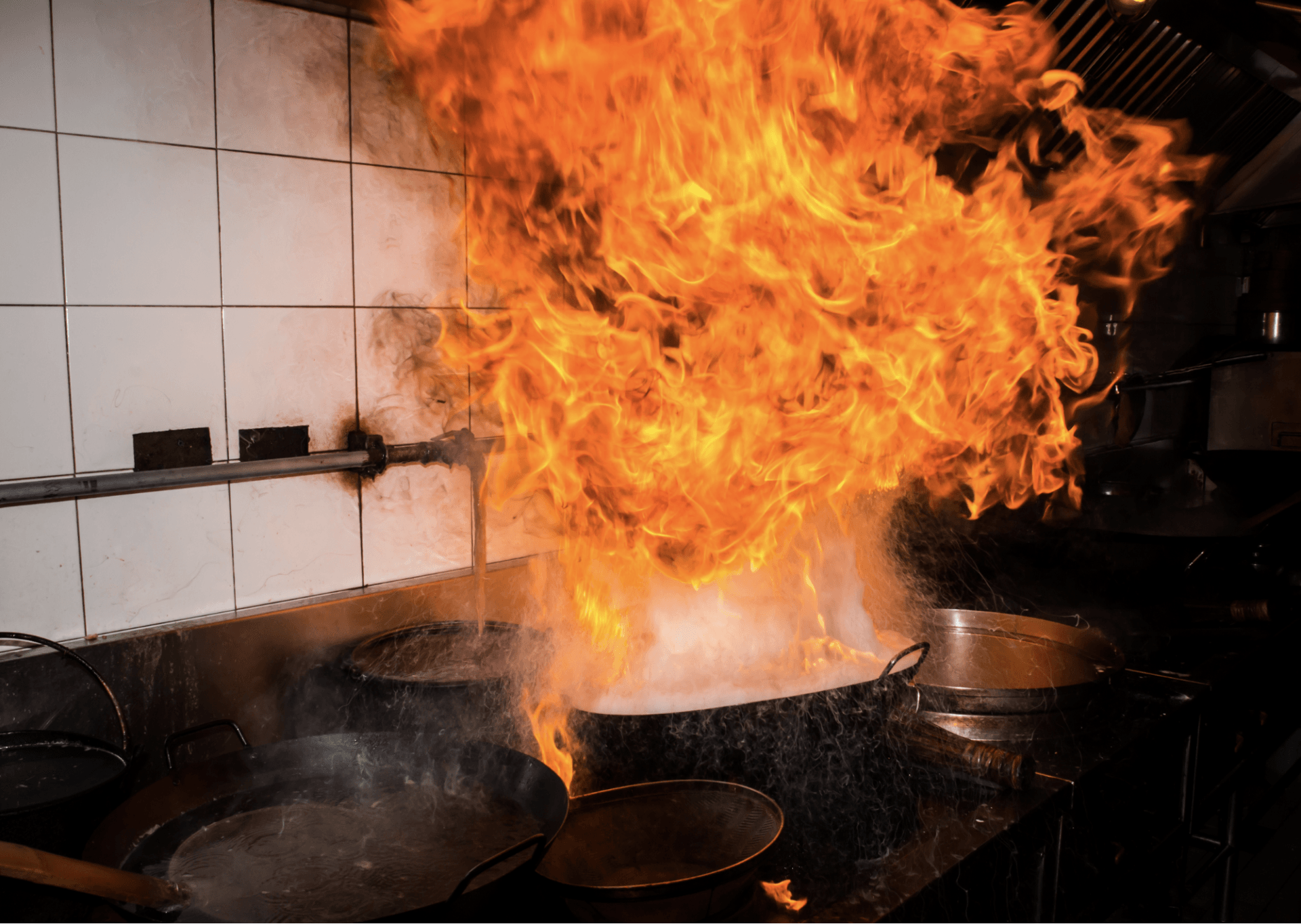Загорелось масло на сковороде. Сгоревшая плита. Огонь на кухне. Пожар на кухне. Горящая сковорода на кухне.