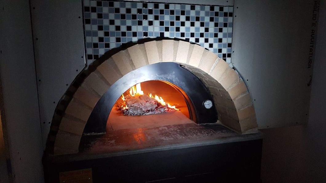Pizza in forno a legna