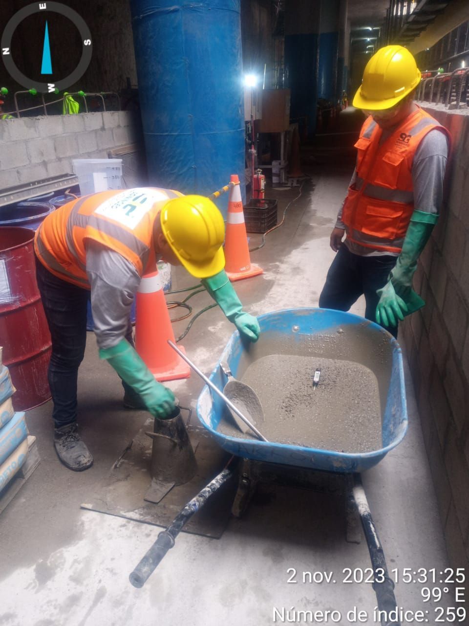 Grúa azul levantándose contra un cielo azul claro.