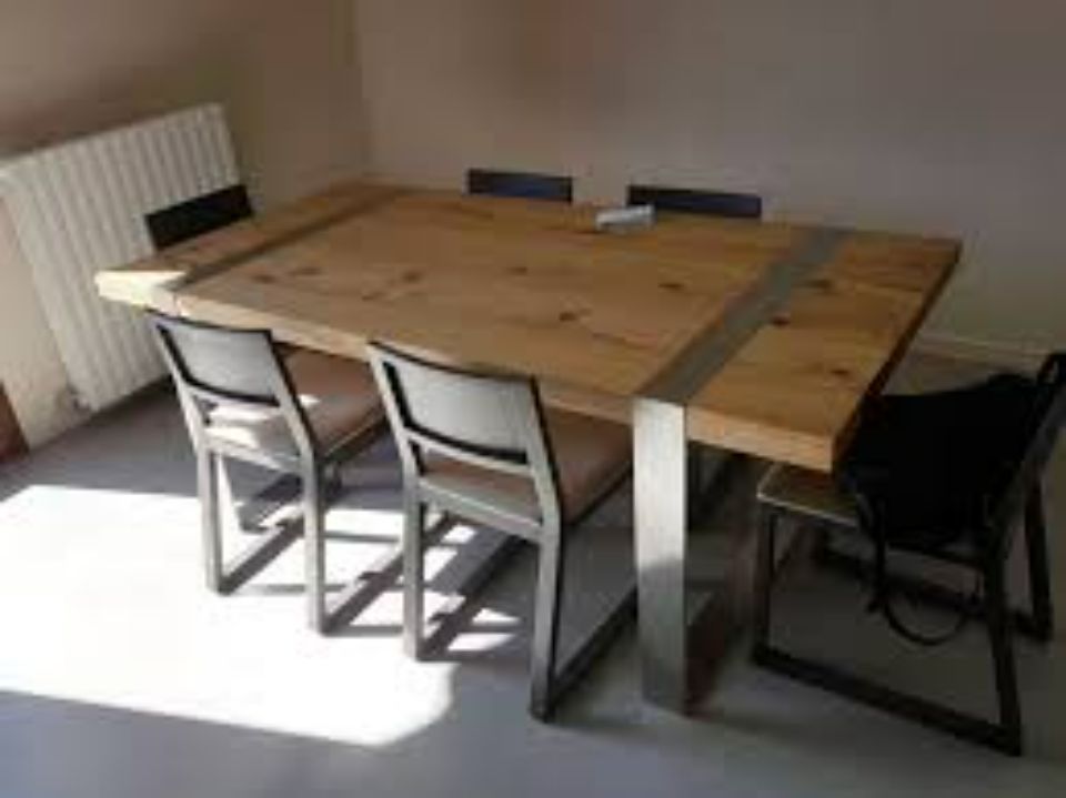 tavolo in legno con sedie in acetato