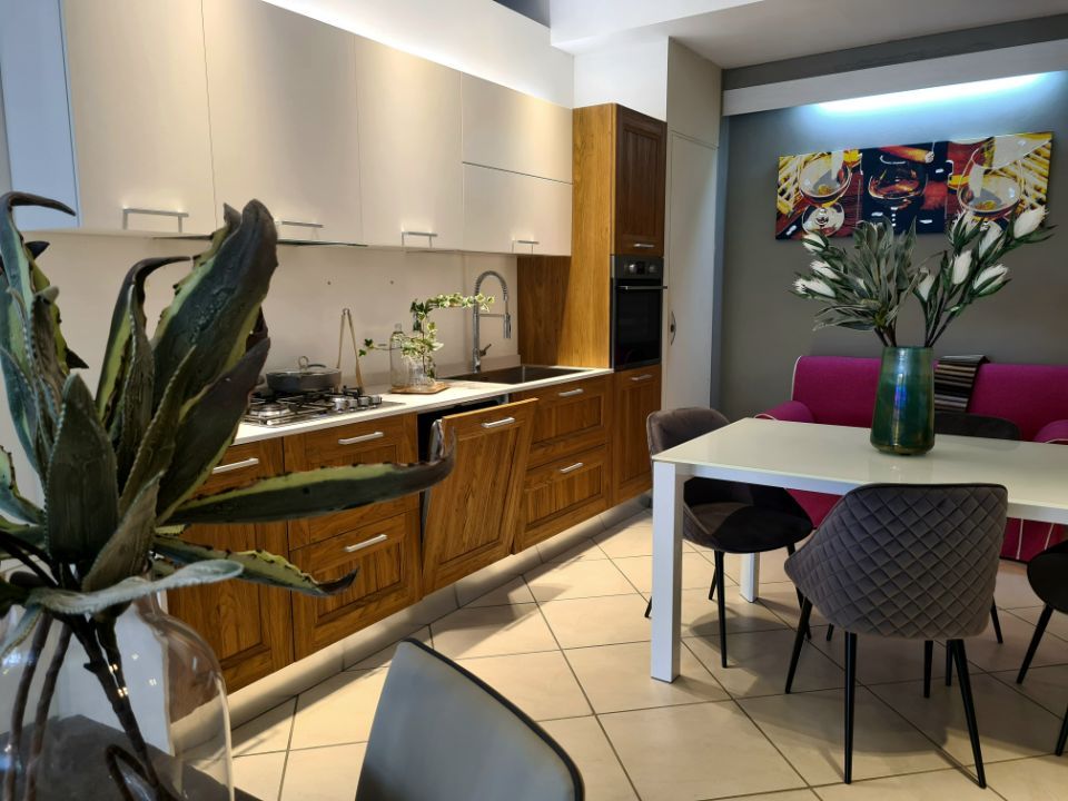 mobili per la cucina con tavolo e sedie