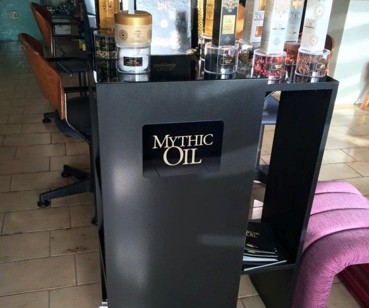 salone di parrucchiere con prodotti Mythic Oil