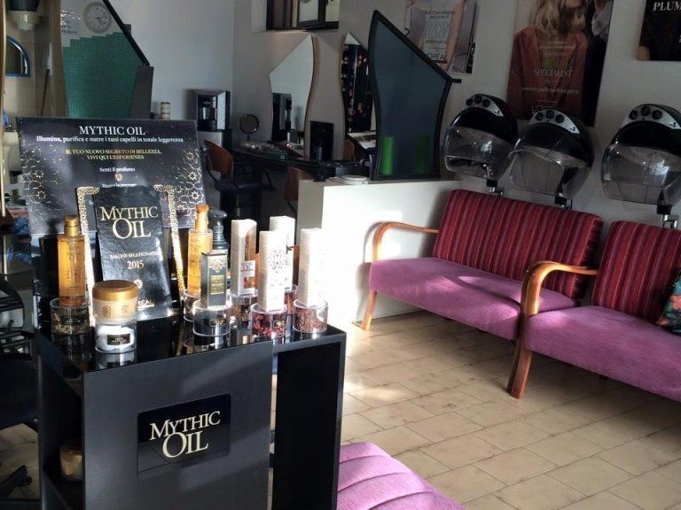 salone di parrucchiera attrezzato per la vendita di prodotti per capelli