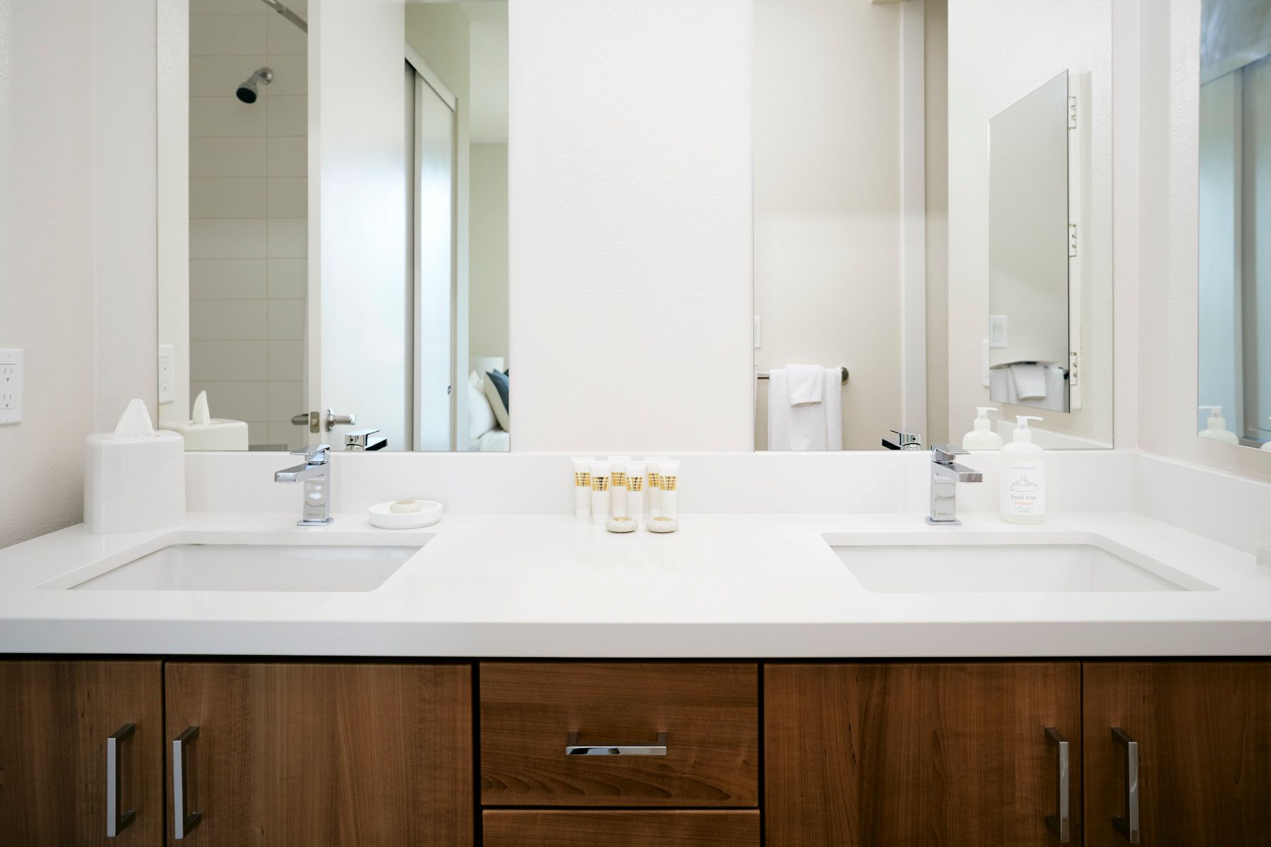 The Leo Interior Bathroom Photo