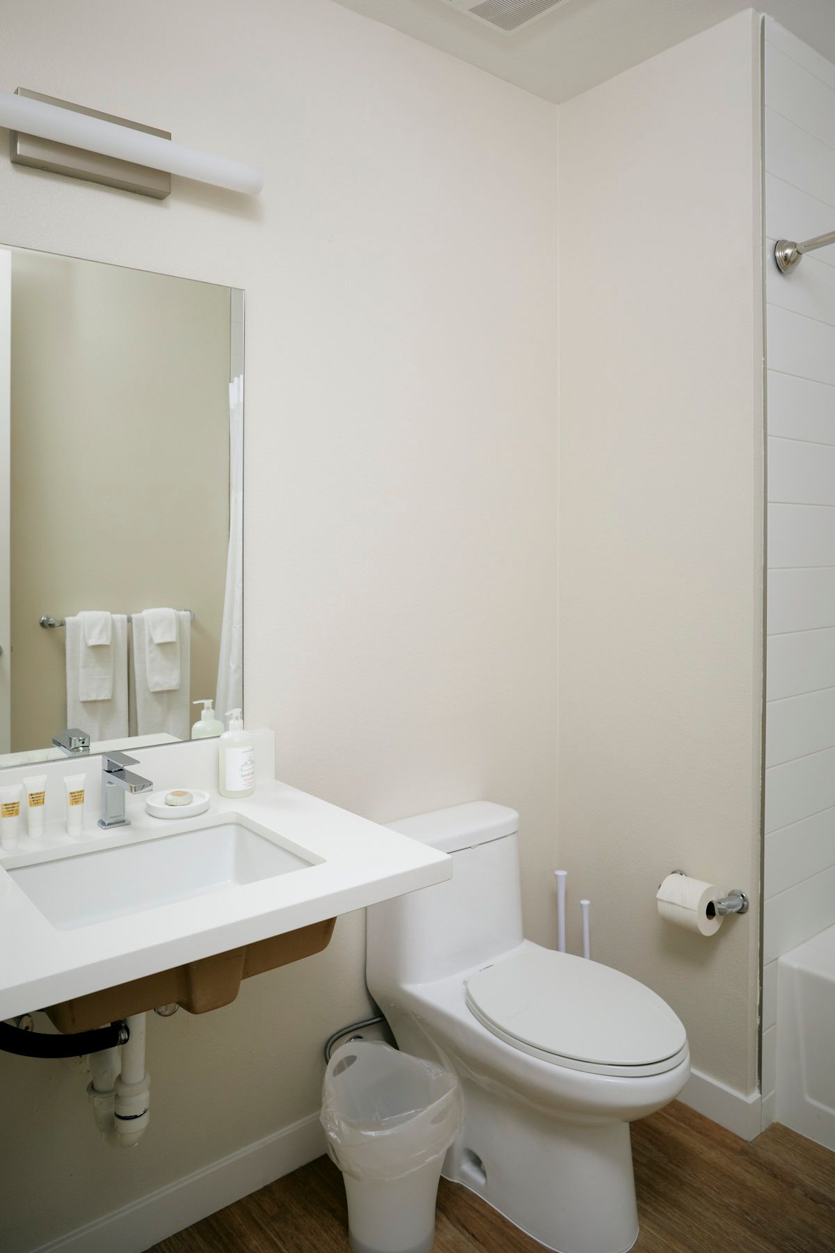 The Leo Interior Bathroom Photo