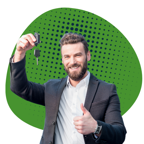 Homem feliz ao receber dinheiro com refinanciamento de carro