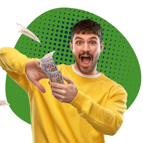 Homem feliz após aprovação de crédito pessoal