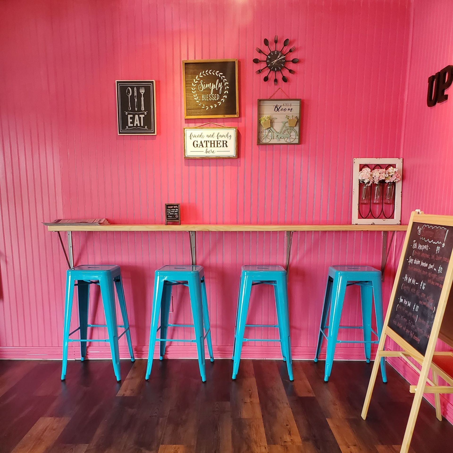 A pink wall with a sign that says eat on it