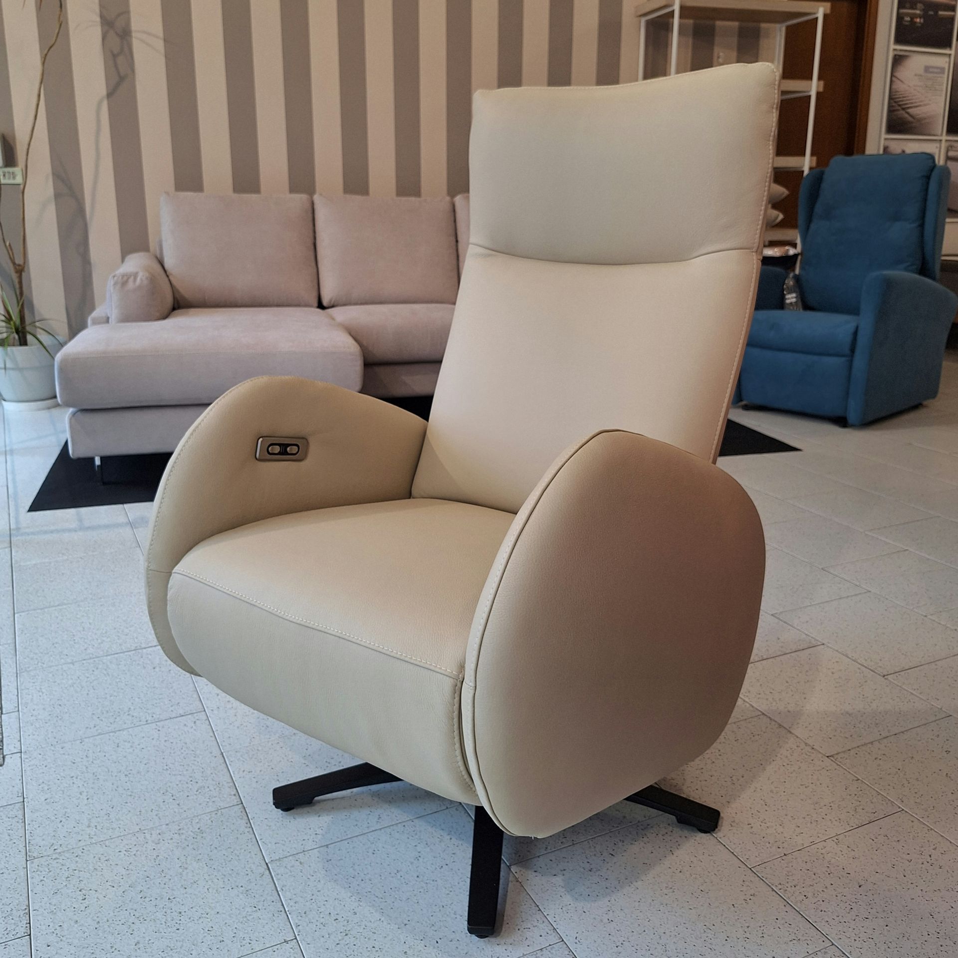 poltrona relax reclinabile con batteria al litio da tronu arredamenti a cagliari