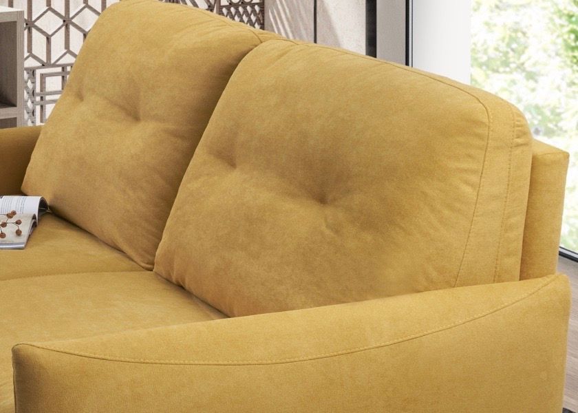 tessuto di rivestimento personalizzabile e piedi cromati in acciaio da tronu arredamenti a cagliari