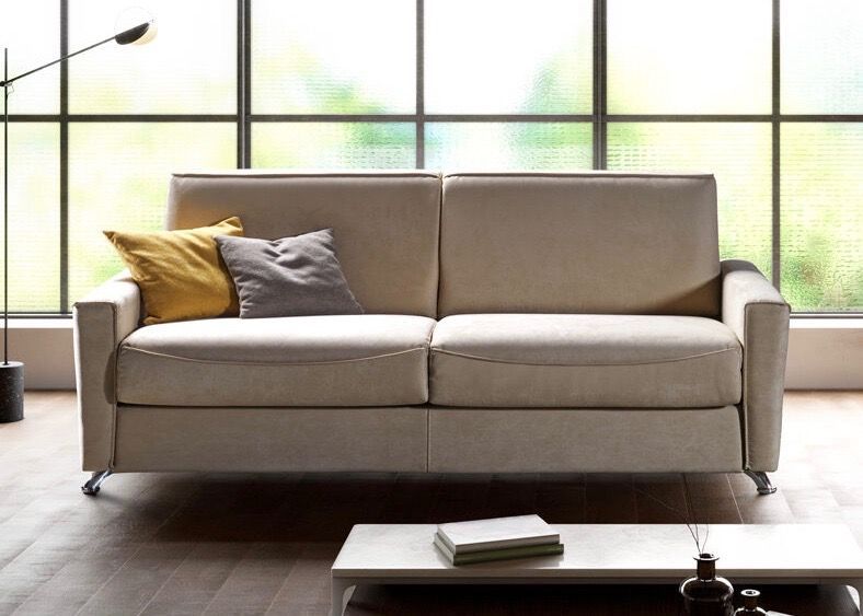 divano letto beige frontale con piedini in acciaio cromato da tronu arredamenti a cagliari