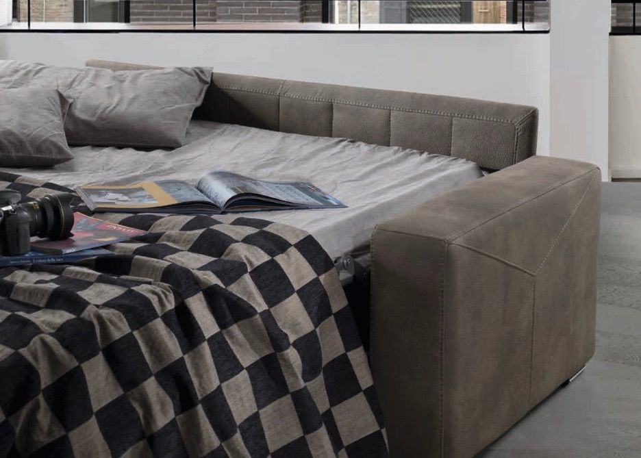 divano letto marron aperto con materasso alto e tessuto sfoderabile da tronu arredamenti a cagliari