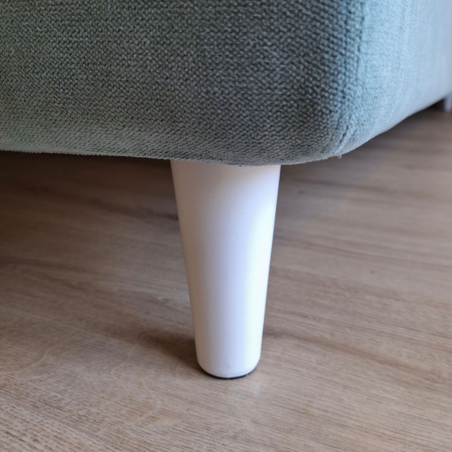 dettaglio piedino e rivestimento sfoderabile e lavabile di un letto da tronu arredamenti a cagliari