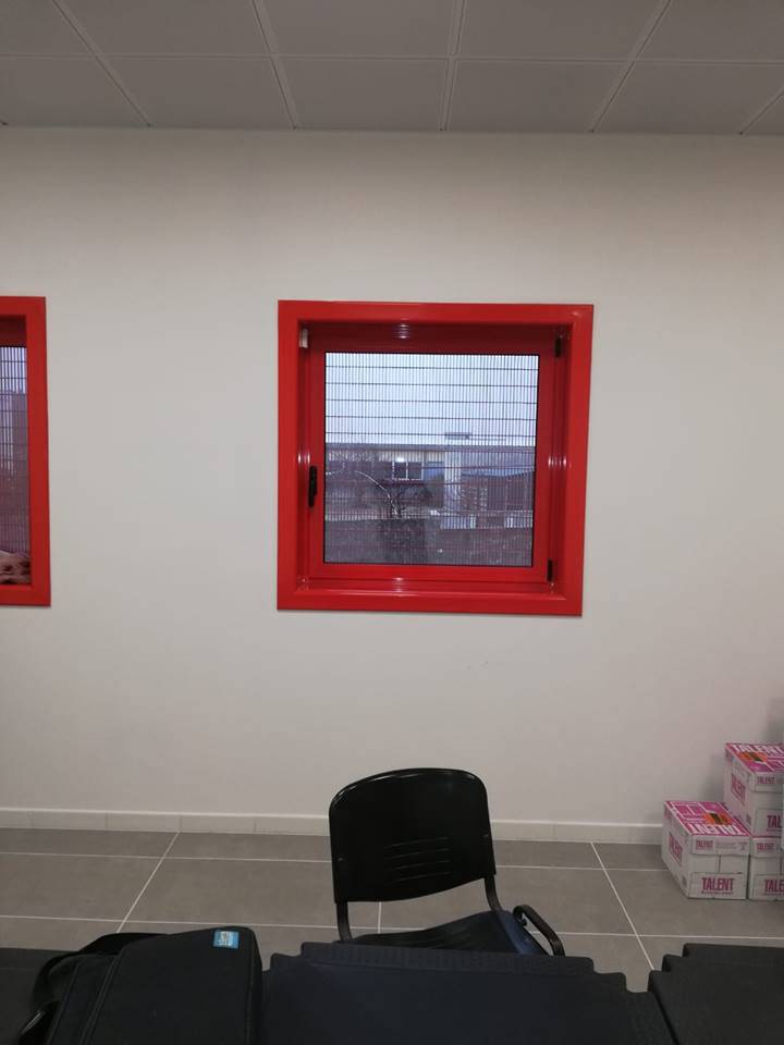 profili in alluminio rosso