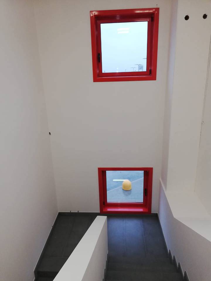 finestre in alluminio rosso