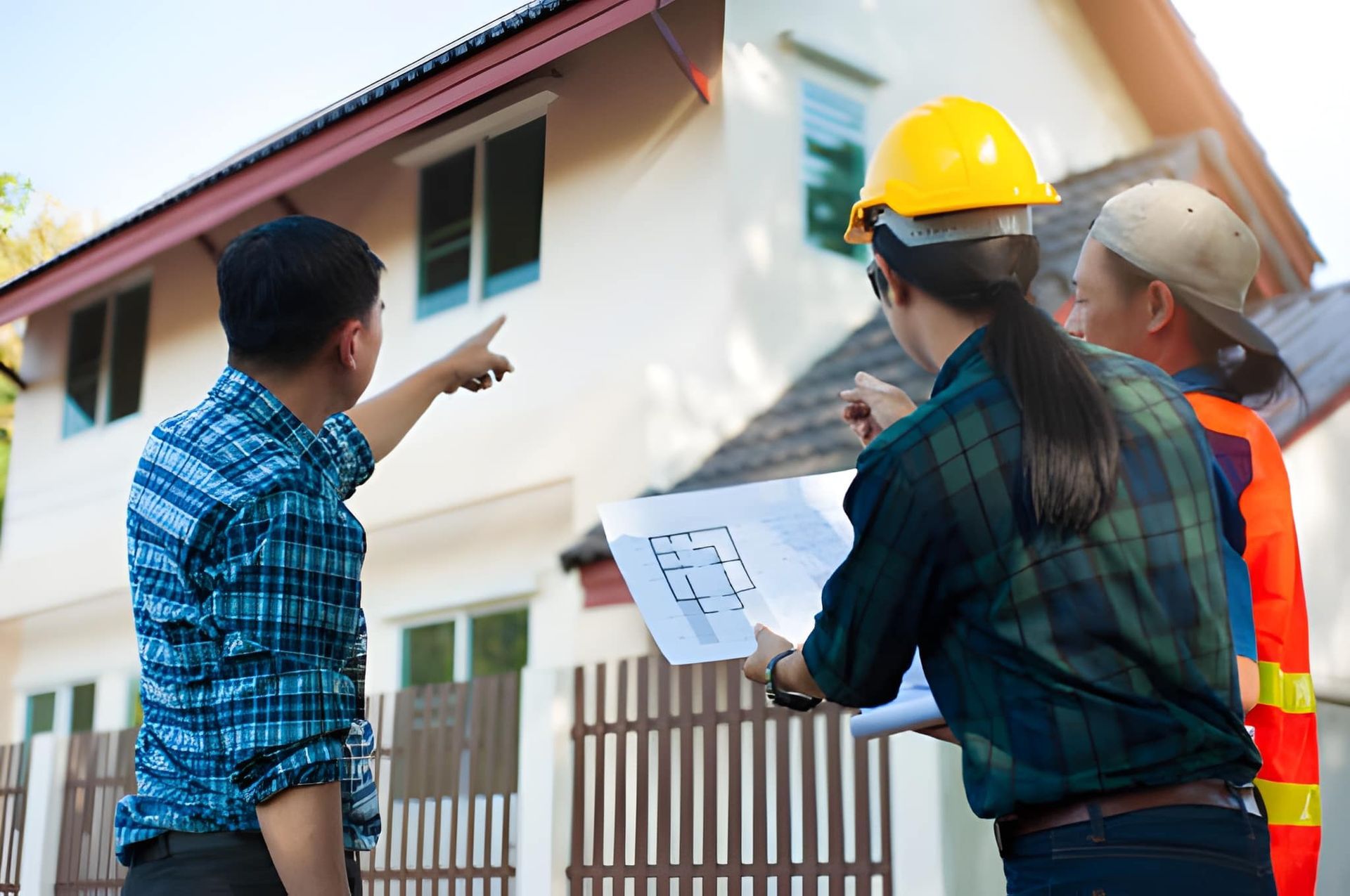 Home inspectors Palm Beach Gardens discuss building plans—evaluating structure and exterior conditions.