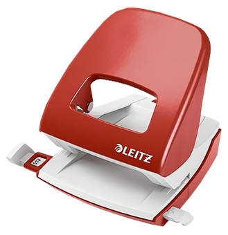 Perforadora de papel Leitz roja con base y mango blancos, vista desde el frente.