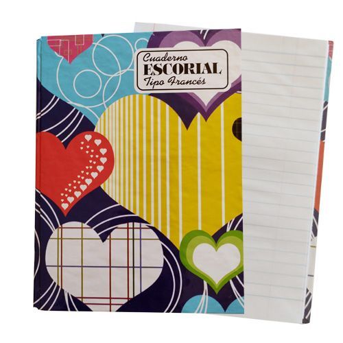 Cuaderno colorido con estampado de corazones y páginas rayadas.