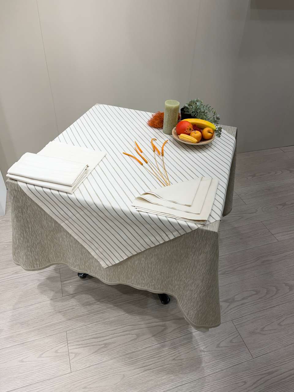 tavolo quadrato con tovaglia a righe