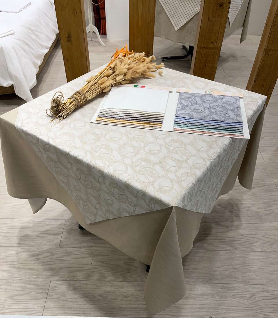 tovaglia grigia con cerchi beige