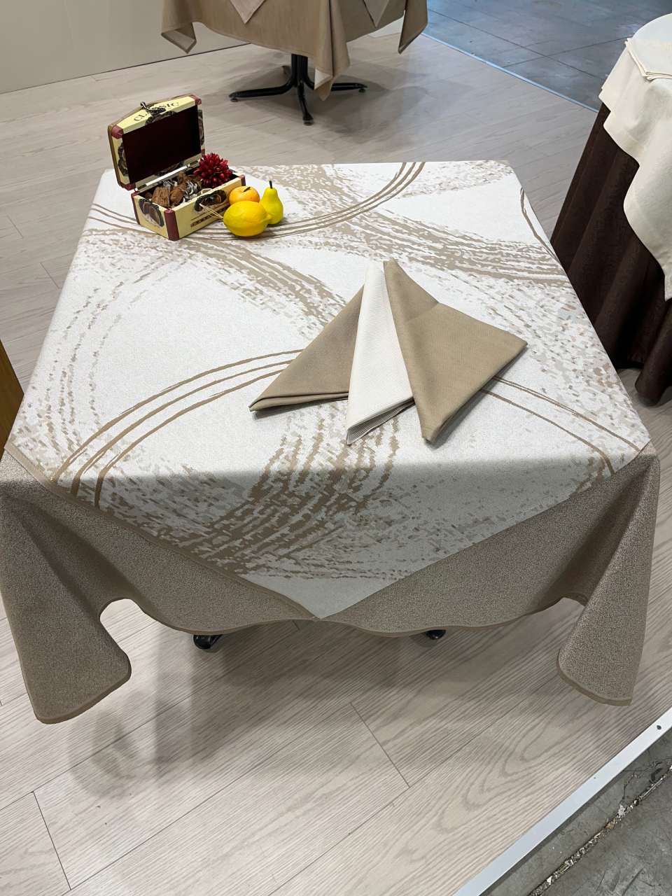tavolo quadrato con tovaglia con strisce beige